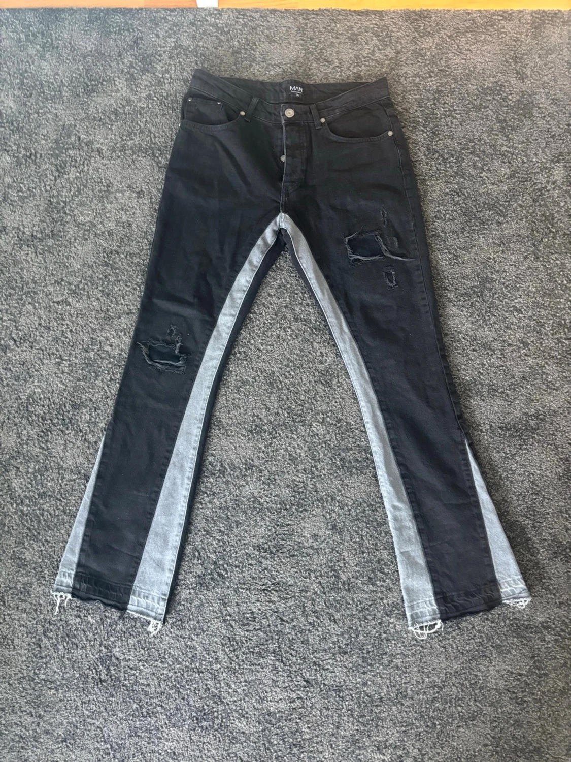 Svarta jeans med slitningar BoohooMAN