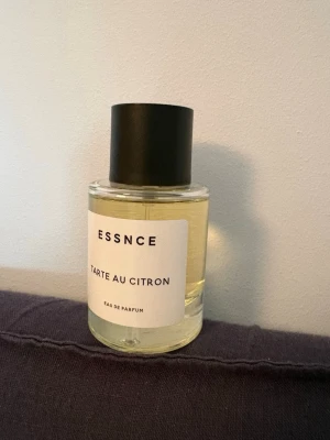 ESSNCE Tarte au Citron Eau de Parfum - Fräsch parfym från ESSNCE med doften Tarte au Citron. RESERVERAD