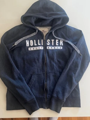 Hollister California zip hoodie  - Riktigt snygg Hollister California zip hoodie . fint skick inga fel storlek S kan ta mått vid behov. Endast 398kr ej hugget i sten kom gärna med frågor och prisförslag har även mycket mer liknande i min profil alla storlekar kolla gärna stor rabatt vid köp av flera 😁✌️