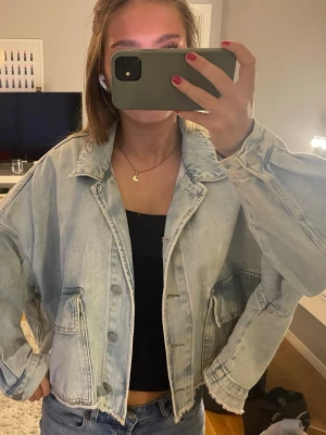 Oversized ljusblå jeansjacka - Ljusblå jeansjacka perfekt till våren å sommaren💗💗