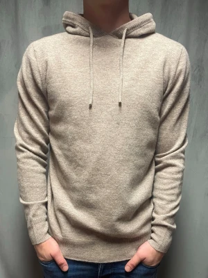 Kashmir/Merino hoodie - Beige Kashmir/Merino hoodie! Storlek M! Modellen är 177cm lång, passar längre! Endast testad, därför toppskick, inga defekter alls! Hör av dig vid frågor!🌟