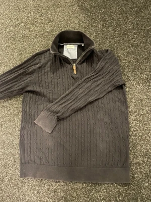 Half Zip Kabelstickad Lindbergh - Half zip kabelstickad från Lindbergh Storlek M Färg Marinblå Använd ett par gånger men fortfarande som i nytt skick, säljer den på grund av att jag inte längre använder den