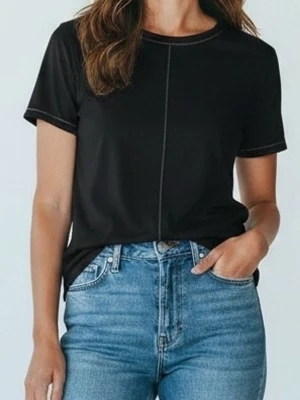Svart t-shirt med kontrastsöm 16 - Svart t-shirt med korta ärmar och silver kontrastsöm längs mitten och vid ärmslut. Enkel och stilren design som passar till det mesta. Tillverkad i mjuk bomull för en skön känsla hela dagen. Next. Storlek 16. 