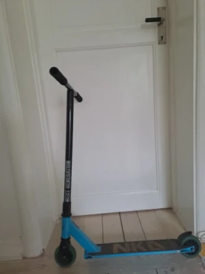NKD Kickbike - Kickbike från NKD med grepp på stytet och broms på bakhjulet. Funkar för 8-12 år.