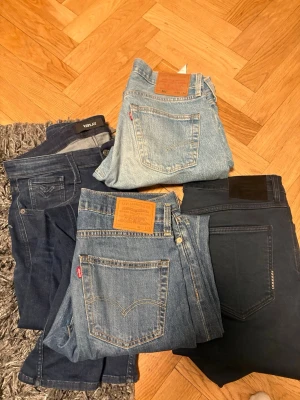 Fyra par jeans från Levi's, Replay och neuw Stockholm  - Säljer fyra par jeans i olika blå nyanser från Levi's och Replay och neuw stockholm då jag inte använder. Två par är ljusblå och två par är mörkblå, , kontakta vid intresse eller köp alla 4 för detta pris.
