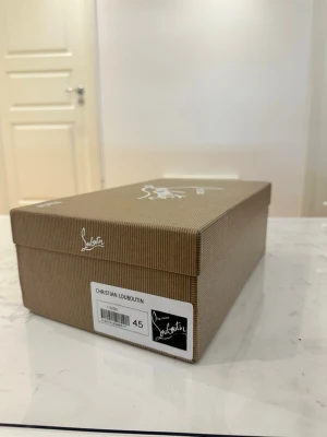 Svarta sneakers  - Helt nya skor på storlek 45. Snygga svarta sneakers med låg profil och diskret design. Skorna har svart ovandel i mocka och svarta detaljer, samt signatur på hälen. Perfekta för dig som gillar stilrena och exklusiva sneakers. 