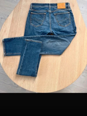 Jacob Cohën jeans - Säljer nu ett par Jacob Cohën jeans i väldigt fint skick W31 och modell 688 skriv gärna om ni har frågor eller om ni är intresserade🤩 Pris går även att diskutera 