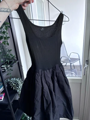 Svart Klänning - 100% Polyester. Aldrig använd, testad en gång. Skärp medföljer (i original förpackning) 