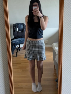 Rutig kortkjol från Kappahl - Säljer en snygg kjol perfekt till sommaren! Från KappAhl och pris kan diskuteras🌸 säljer då den ej kommer till användning.