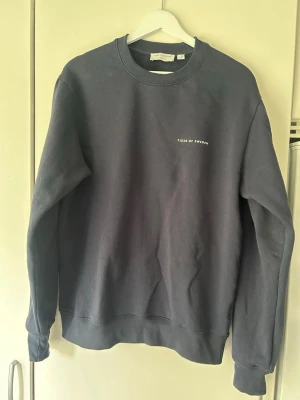 Tröja från tiger of Sweden  - Mörkblå tröja från tiger of Sweden. Storlek M. I väldigt fint skick. Perfekt inför sommaren. Nypris 699kr mitt pris 249kr
