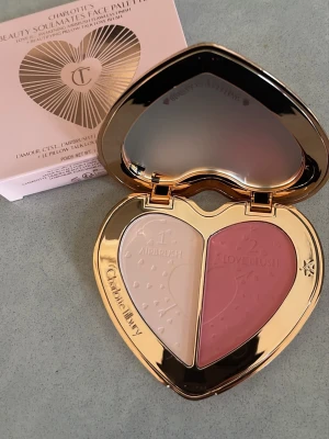 Charlotte Tilbury Pillow Talk Rouge - Charlotte Tilbury Beauty Soulmates Face Palette i nyansen Pillow Talk Flawless Pink. Hjärtformad dosa i guld med spegel, innehåller två nyanser: en ljus highlighter och en rosa rouge. Lyxig design och perfekt för att skapa en fräsch glow. Nypris 729:-