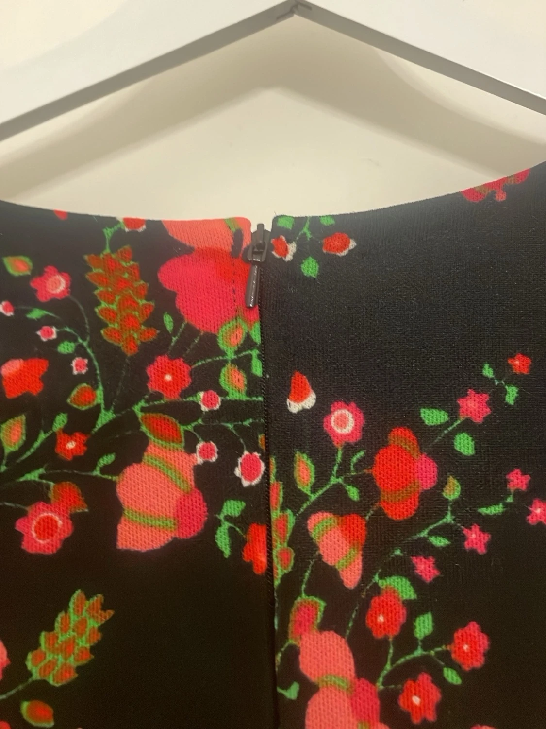 Svart långklänning med blommigt mönster