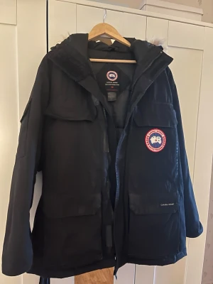 Svart dunjacka från Canada Goose - Storlek S Väldigt bra skick, passar dam storlek S-L och herr storlek S-M. 