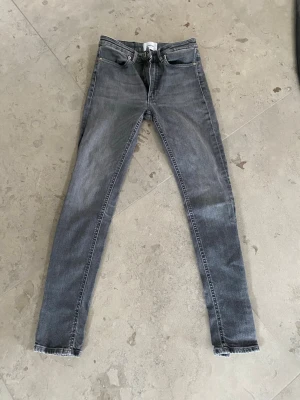 Grå jeans från Dondup - Säljer ett par gråa jeans från dondup 