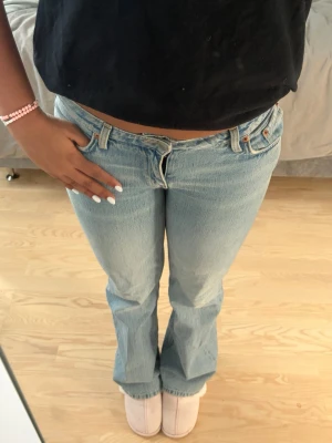 Ljusblå jeans - Weekday Nova jeans, osäker på storlek men tror det är 29/34