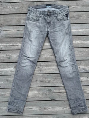 Replay Anbass - Säljer nu dessa feta replay anbass jeans. Storlek 30/32. Perfekta nu till sköna sommarkvällar. Hör av dig vid minsta fundering🫶