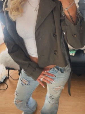 Ljusblå slitna jeans med hål - Passar mig som har storlek 36. Säljer ett par ljusblå jeans med flera slitningar och hål på benen. Jeansen har en relaxed fit och raka ben, vilket ger en trendig och avslappnad look. Perfekta för dig som gillar streetstyle och vill ha ett par statement-jeans i garderoben.