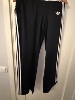 Svarta Adidas träningsbyxor - Klassiska adidas träningsbyxor, regular passform. Perfekt för träning eller hemma. Endast prövade och ångrade efter att ha klippt etiketten. Alltså helt nya. Nypris från Zalando 729kr.