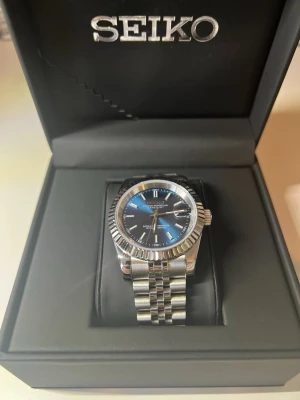 Seiko Mod NH35 Automatic - Säljer en nybyggd Seiko Mod i nyskick.  NH35 automatiskt urverk Safirglas Rostfritt stål Jubilee-armband Skruvad krona 39 mm  Box ingår ej.