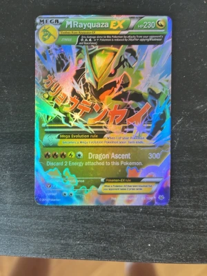 Pokémonkort Mega Rayquaza EX - Säljer ett holografiskt Pokémonkort av Mega Rayquaza EX med 230 HP och attacken Dragon Ascent. Kortet har färgstark och glansig design med japansk text och är perfekt för samlare eller Pokémonfans.