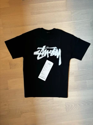 Stüssy / stussy t-shirt - Svart, Strl. M - sparsamt skick, inga slitage - Hej!  Jag säljer en snygg Stüssy t-shirt i svart färg i storlek M  Tröjan är i ett super fint skick utan några slitage eller andra defekter på märket! Väldigt sparsamt använd  Skickar alltid samma dag innan klockan 19:00 Kommer från ett djur- och rökfritt hem  Har ni några funderingar så är det bara att skriva. Jag svarar snabbt! 