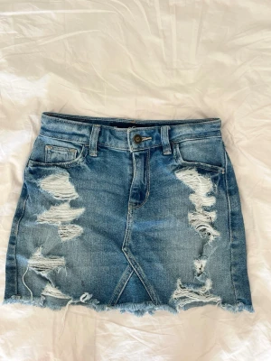 Hollister kjol - Vintage jeanskjol från Hollister med snygga revor och de klassiska fickorna. Storlek 00 (w23).