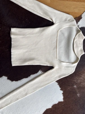 Fest topp från Bershka❤️ - Jätte fin fest topp från Bershka! Den har en liten missfärgning som visas på bild två, men ingenting man märker av. Den är i storlek XS men passar S med. Den är creme vit❤️