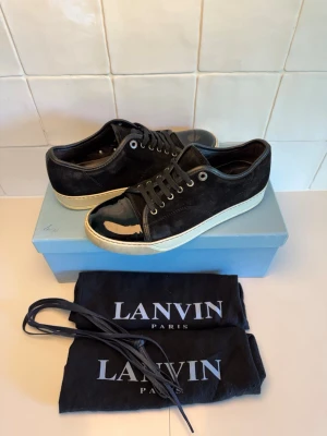 Lanvin sneaker  - Lanvin dbb1 sneakers i fint skick. Storlek uk 6 /eu 40. Passar  41. Dustbag ingår vid köp. Bara att kontakta oss vid minsta funderingar😁