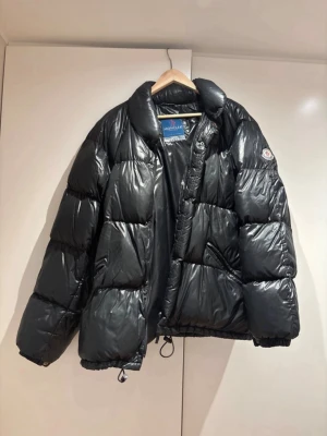 Moncler jacka - Säljer denna moncler jacka som köpts för 30 år sedan! Är oversized i modellen. Sista bilden visar en liten skavank 
