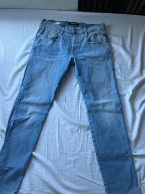 replay byxor - Säljer ett par ljusblå skinny jeans från Replay med klassisk femficksmodell och dragkedjegylf. Jeansen har en smal passform och är tillverkade i mjukt denimtyg. Perfekta för en avslappnad och trendig look. Priset kan såklart alltid diskuteras