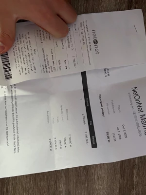 Vita trådlösa in-ear hörlurar - Säljer ett par stilrena vita trådlösa in-ear hörlurar med laddningsetui. Smidig och kompakt design som passar perfekt i fickan. Laddningsetuiet är blankt och har en magnetisk stängning. Perfekt för dig som vill ha frihet utan sladdar.