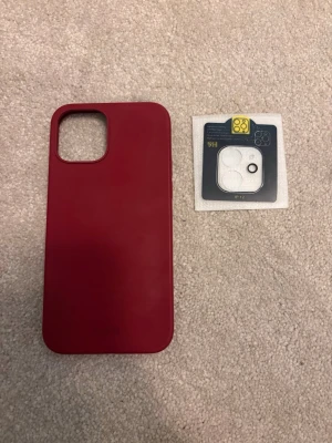 skänkes  - vinrött mobil skal från holdit, iphone 12 & kamera skydd iphone 12. gratis - du står endast för frakten. kommer inte till användning💕