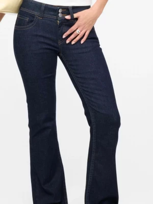 Jeans från bikbok  - Mörkblåa jeans som är bootcut/flare 