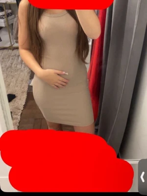 Beige ribbad kort klänning - Säljer en beige, ribbad kort klänning med rund halsringning. Klänningen är ärmlös och har en tight passform som framhäver figuren. Perfekt för dig som gillar en enkel men stilren look.