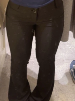 Kostymbyxor gina tricot - Säljer dessa as snygga kostymbyxor från gina tricot. De har två knappar där fram och knapp på fickorna. De har använts några gånger men har inga tydliga tecken på användning. 