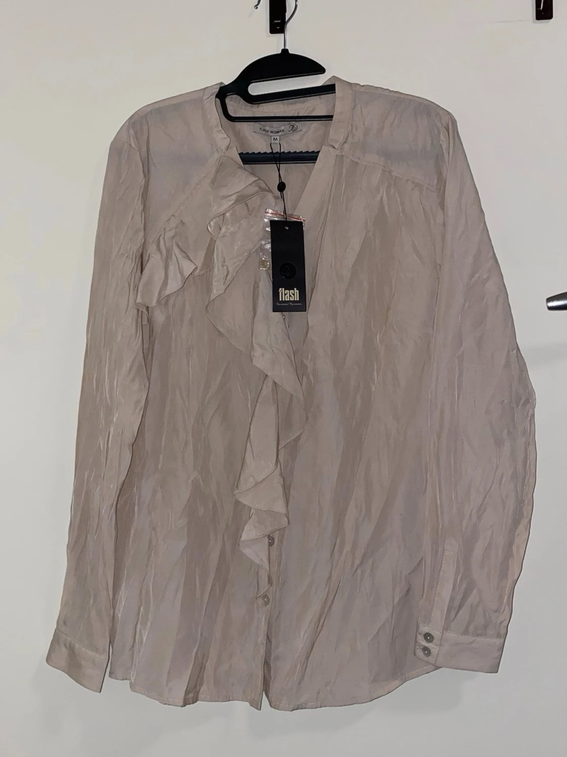 Beige blus med volang
