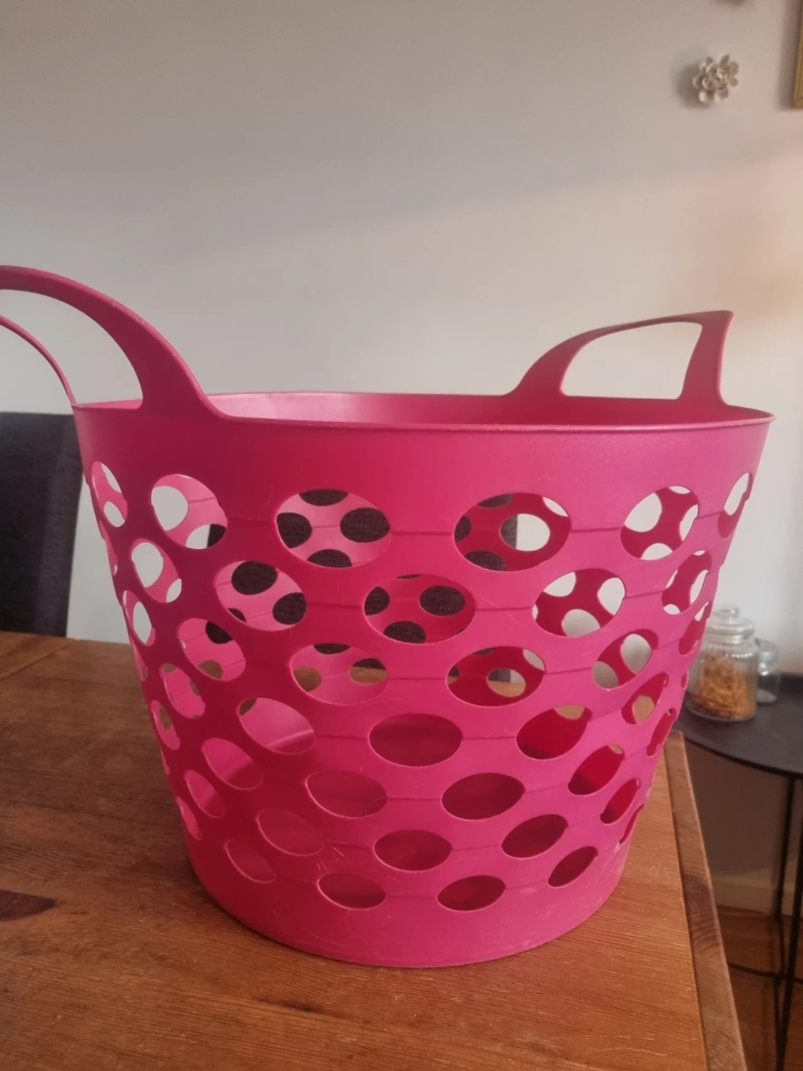 Rosa tvättkorg i plast med hål