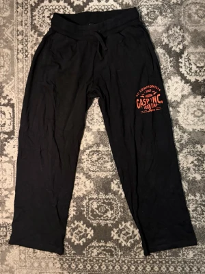 Gasp sweatpants - Säljer nu mina gasp mjukisbyxor som är perfekt för gymmet eller lite casual. Passformen är lite loose och storleken är M men passar även S. Skriv för mer bilder eller med den på. Pris kan diskuteras!