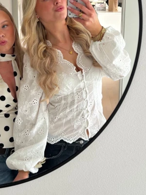 Vit broderad blus från Gina❤️ - Säljer denna fina populära blus från Gina, slutsåld på de mesta Gina❤️❤️🥰