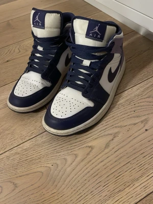 Jordan 1 Mid Lila - Dessa lila Jordans med snygg look. Säljer jag för att dem är för små. Fråga om du undrar över nåt. 