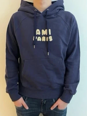 Mörkblå hoodie från Ami Paris - Snygg mörkblå hoodie från AmiParis med fluffigt vitt tryck på bröstet. Riktigt unik, pris kan alltid diskuteras vid snabb affär.