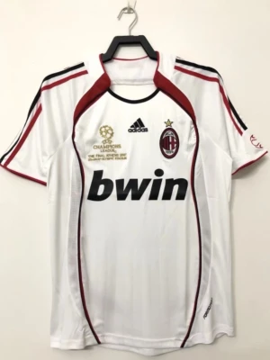 AC Milan vit Adidas matchtröja 2006-2007 - Snygg vit AC Milan matchtröja från Adidas med röda och svarta detaljer. Fick i present men passade inte riktigt, alltså så är den inte använd alls. Köp inte tröjan utan att skriva innan, eftersom tröjan är hos farsan och det kommer ta ett tag att få tag i den.
