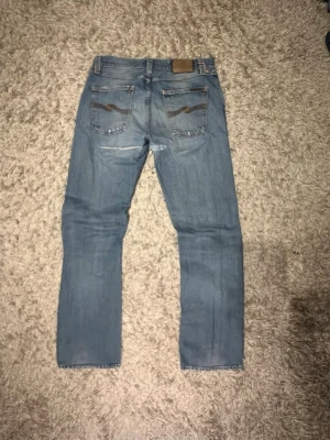 Nudie jeans vintage easy emil straight fit lagningar distressed w32 - Vintage nudie jeans av modell easy emil, slutade produktion år 2012. Straight fit, snygga lagningar och fin tvätt. Storlek 32/32, mycket bra skick. Postas antigen samma dag som köper eller dagen därpå💯🙌