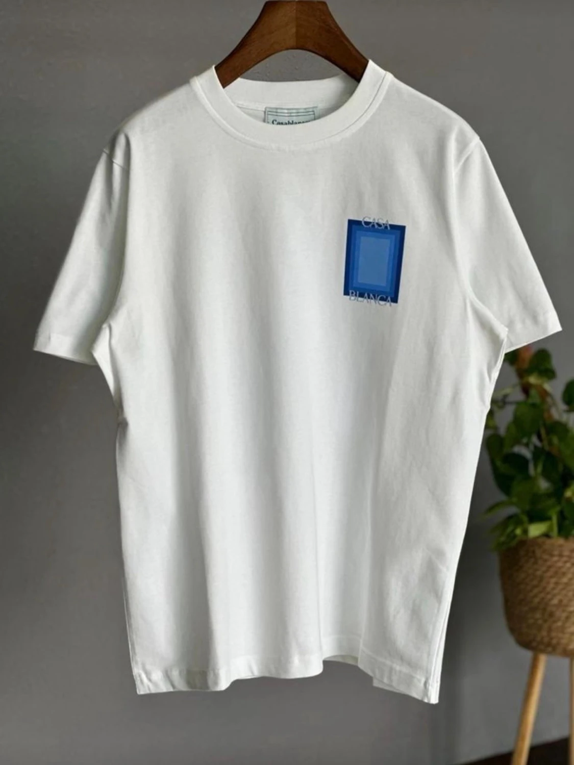 Vit t-shirt med blått tryck