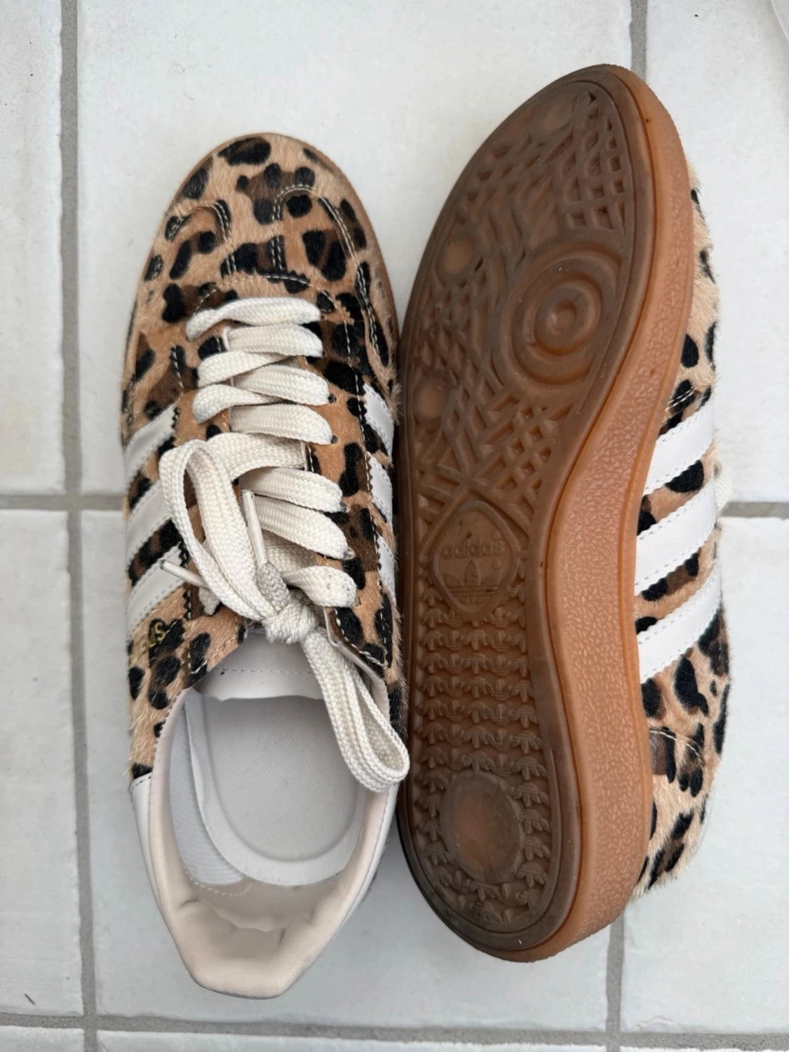 Leopardmönstrade sneakers med vita ränder - 2