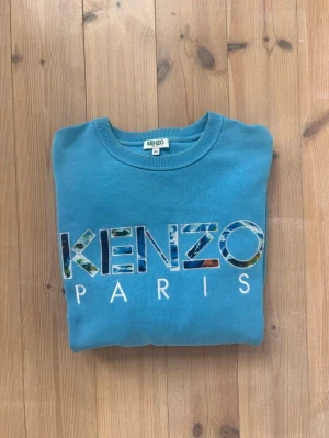 Blå sweatshirt från Kenzo Paris - Säljer en blå sweatshirt från Kenzo i storlek M. Inga konstigheter, du får varmt höra av dig vid frågor! 
