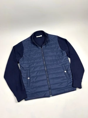 Sayless Merino Cardigan Zip Jacket - Sayless Merino Cardigan Zip Jacket | Färg: Marinblå (Navy) | Material: Premium ullmix (98% ull, 2% nylon) med foder i polyester | Skick: Mycket fint | Nypris: 1299 kr | Storlek: L på lappen (Sitter väldigt liten i storleken och passar bäst dig som vanligtvis bär S) | Hör av dig vid minsta fundering eller fråga 📦