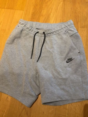 Nike shorts  - Säljer ett par gråa Nike Tech shorts, sparsamt använda och i bra skick.