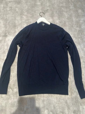 Mörkblå uniqlo tröja - En mörkblå uniqlo tröja bra skick 
