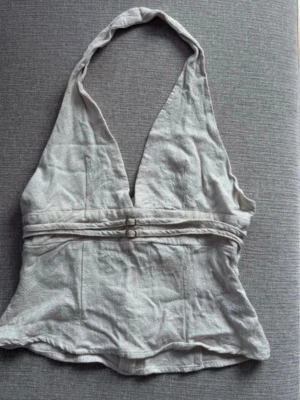 Skitsnygg topp - Assnygg och cool topp perfekt för fest eller finare tillställningar. Har inte kunnat använda den själv eftersom den inte passade. Köptes på vinted. Snygg detalj med lite metall på!